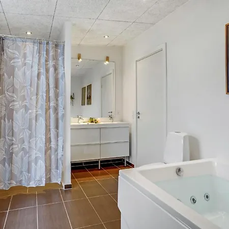 Σπίτι διακοπών Four-bedroom Haderslev With A Hot Tub 08