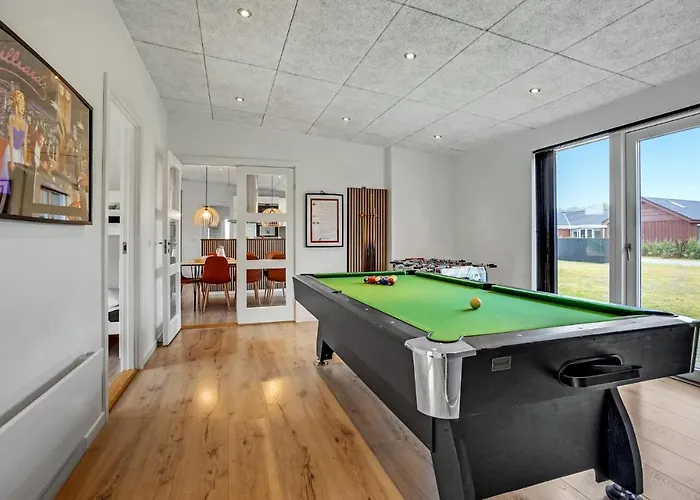 別荘 Four-bedroom With A Hot Tub 08