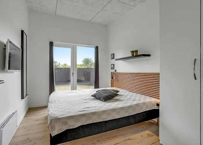 Four-bedroom With A Hot Tub 08 別荘