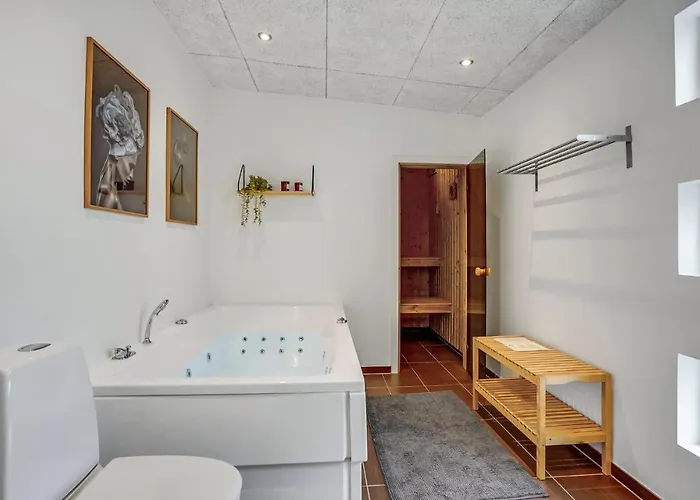 別荘 Four-bedroom With A Hot Tub 08 *