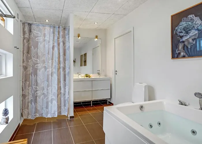 別荘 Four-bedroom With A Hot Tub 08